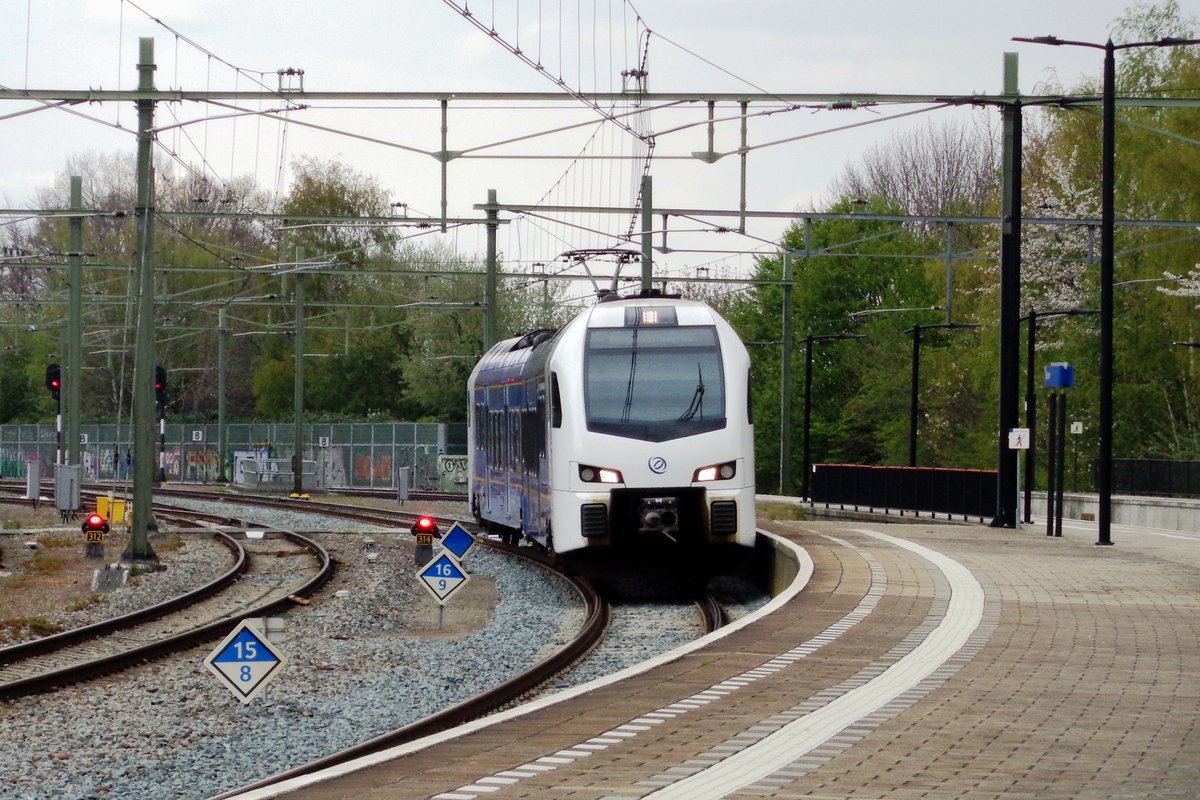 Stadler 458 enters Sittard on 13 April 2018.