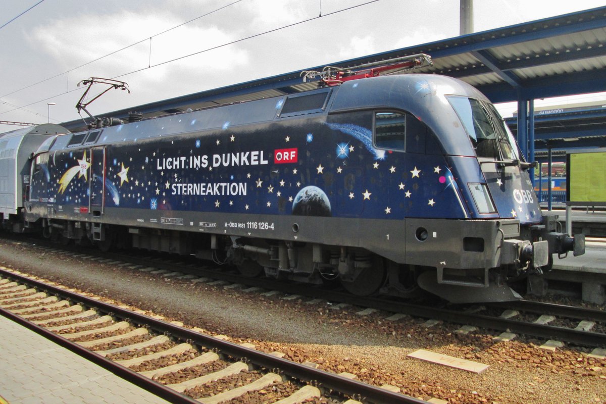 Star of the day? ÖBB 1116 126 stands in Breclav on 5 June 2016. Less than a month later, she will lose this advertising livery.