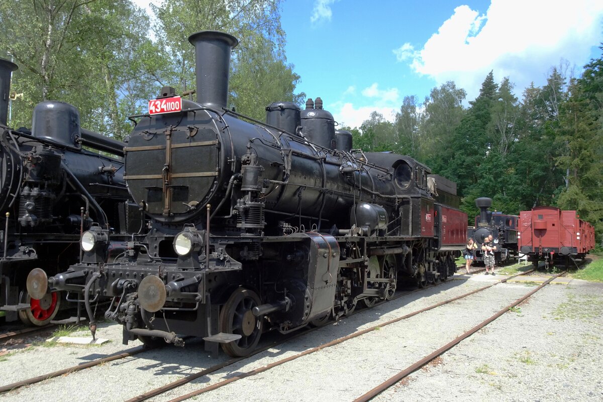 Steam loco 434.1100 stands at Luzna u Rakovnika on 11 June 2022. In 1917, the first engines of this class were build by Skoda in Plzen -then stil part of the Austro-Hungarian Empire- and the loco building factory at Wien-Floridsdorf. After WW-I that Empire was disbanded and the new Czech0-Slovak Republic lost no time in building these Class 170/270 for het own railways and numbering them in the 434.1 series.
