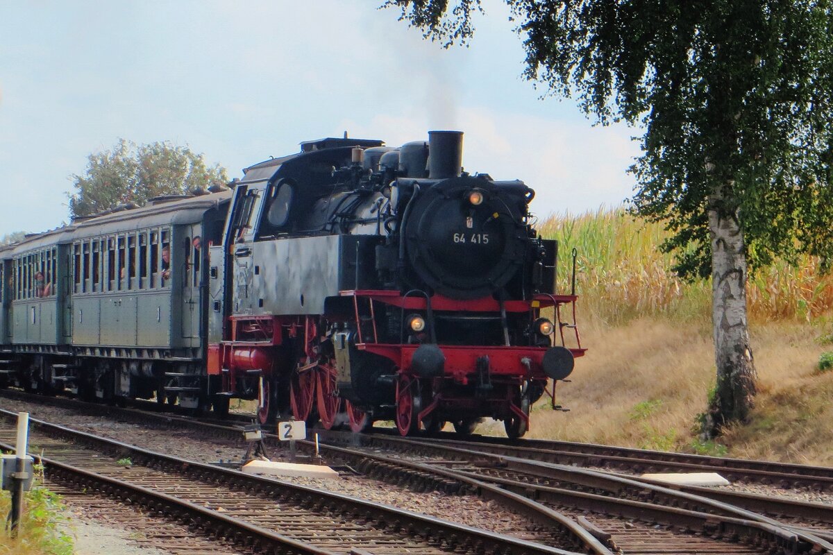 Steam shuttle train from Loenen hauled by 64 415 enters Beekbergen on 4 September 2022 during the Terug naar Toen (Back to Yonder) festival.