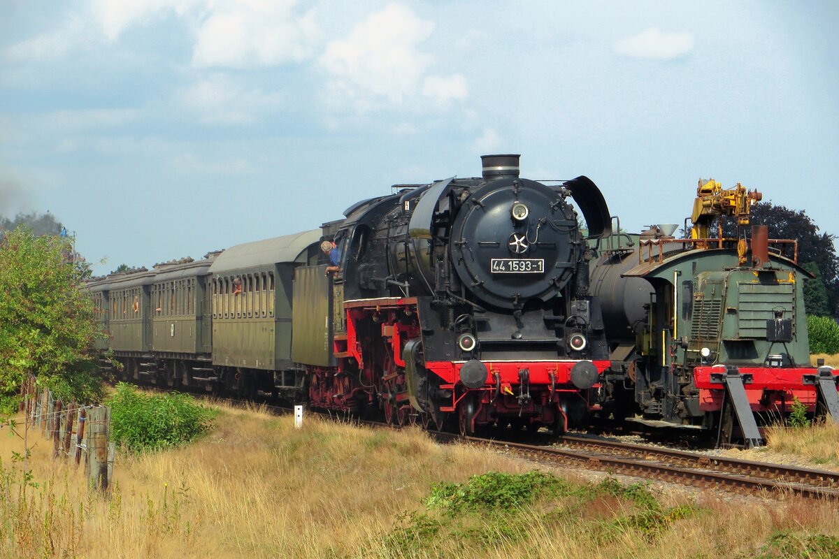 Steam shuttle train to Loenen hauled by 44 1593 passes Lieren on 4 September 2022 during the Terug naar Toen (Back to Yonder) festival.