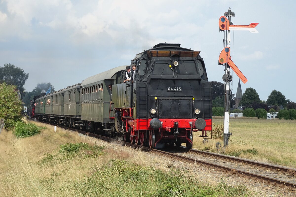 Steam shuttle train to Loenen hauled by 64 415 passes Lieren on 4 September 2022 during the Terug naar Toen (Back to Yonder) festival.