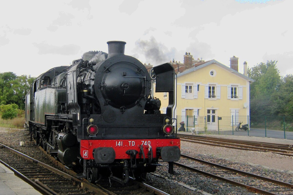 Steam shuttle train with 141 TD-740 quits Longueville for Provins on 19 September 2011 during the Steam Weekend of the AJECTA.