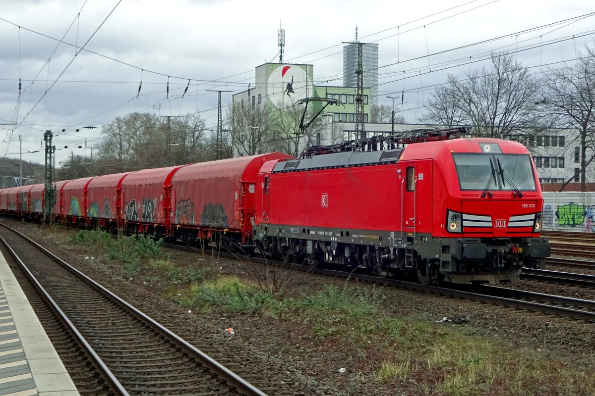 Steel train, headed by 193 313, passes through Köln West on 20 February 2020.