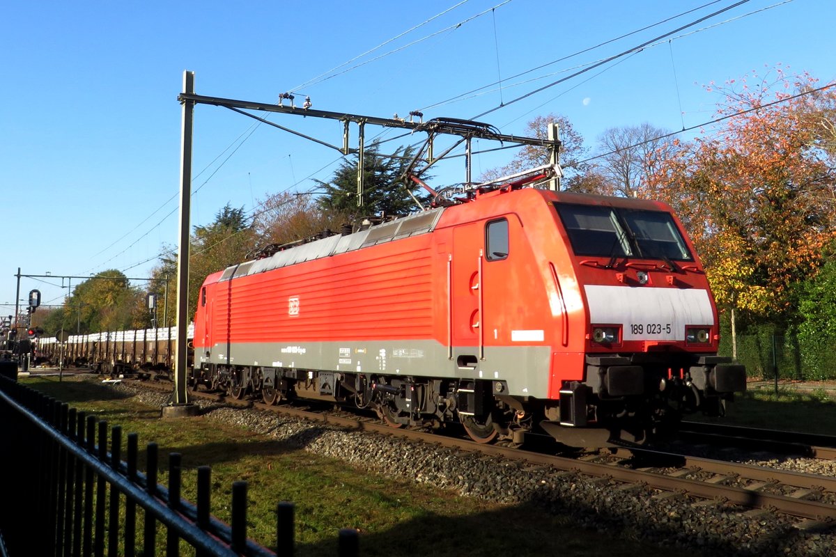 STeel train with 189 023 passes Oisterwijk on Guy Fawkes Day, 5 November 2020.