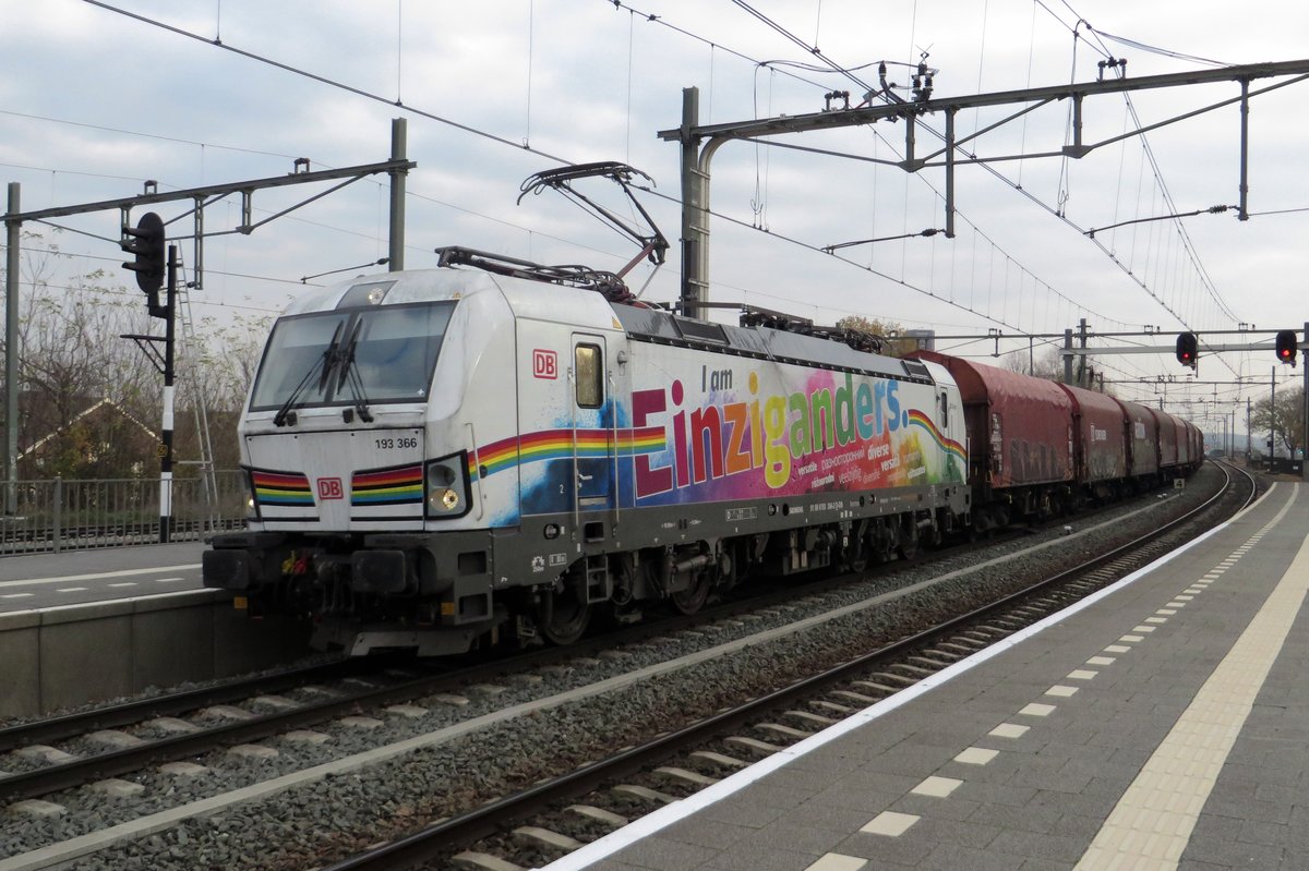 Steel train with 193 366 speeds through Blerick on 27 November 2020.