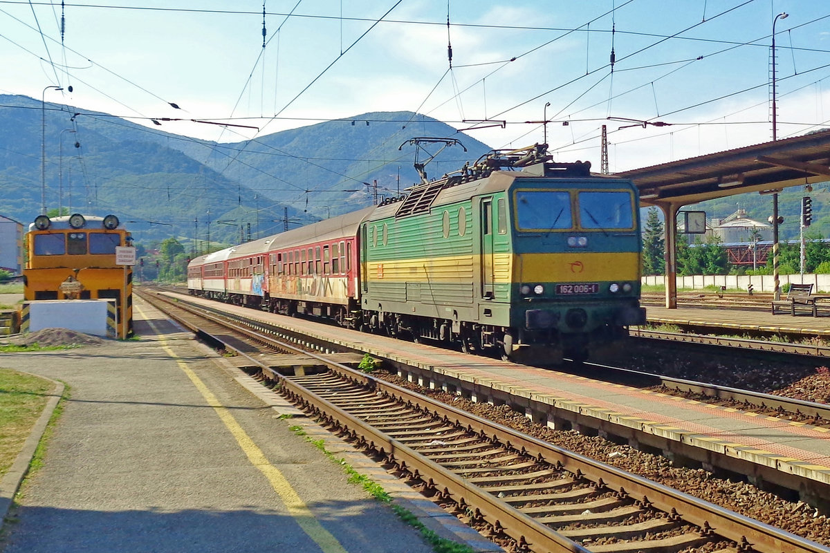 Still in her original colours, ZSSK 162 007 calls at Vrutky on 14 May 2018.