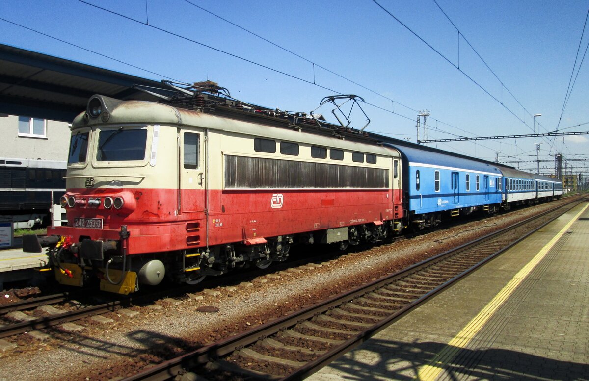 Still in service, 242 253 stands at Breclav on 27 June 2022.