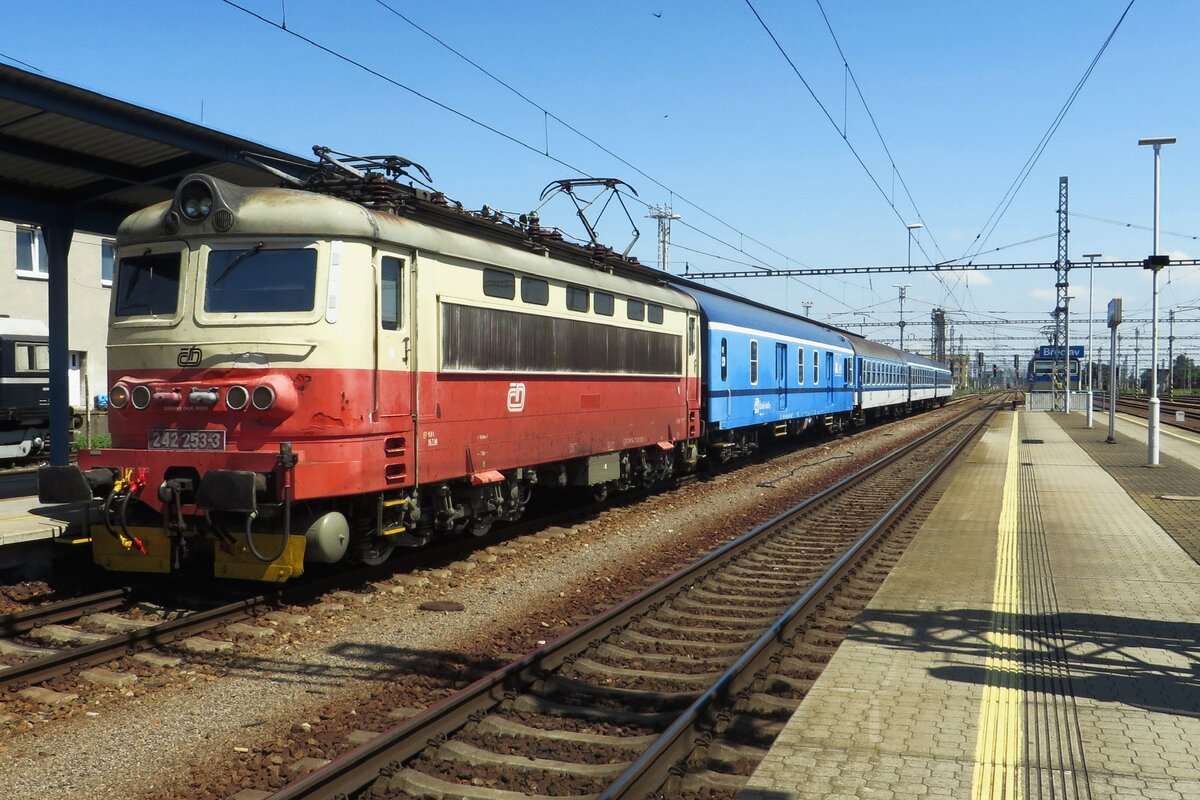 Still in service, 242 253 stands at Breclav on 27 June 2022.