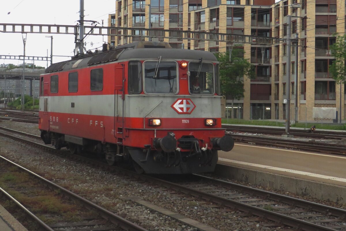 Still sporting her Swiss-express livery, 11109 runs round at Zürich HB on 19 May 2023.