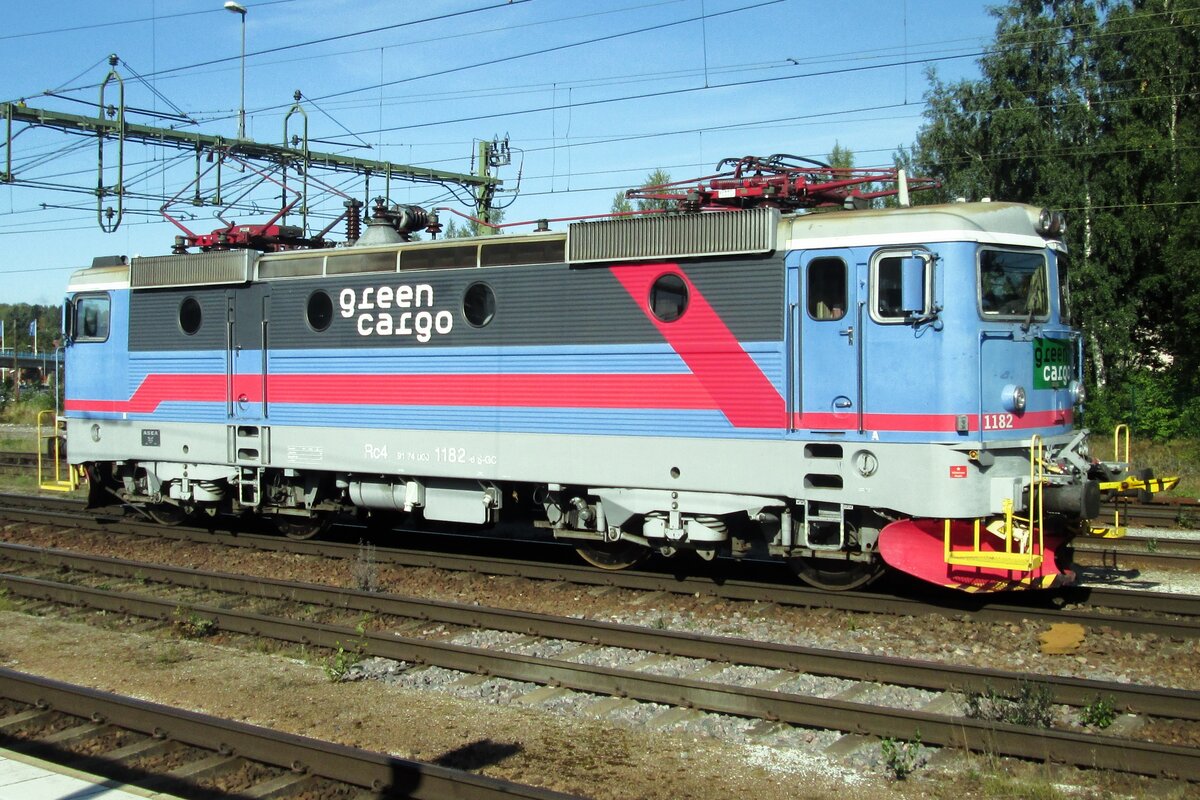Still wearing the 1990s SJ-colours, GC 1182 stands in Hallsberg on 11 September 2015.