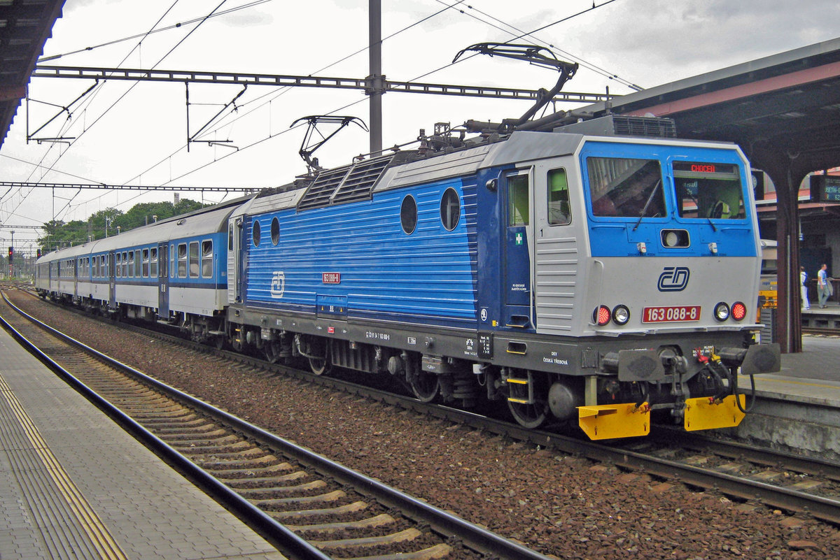 Stopping train to Chocen stands at Kolín on 14 May 2018 with 163 088 pushing.