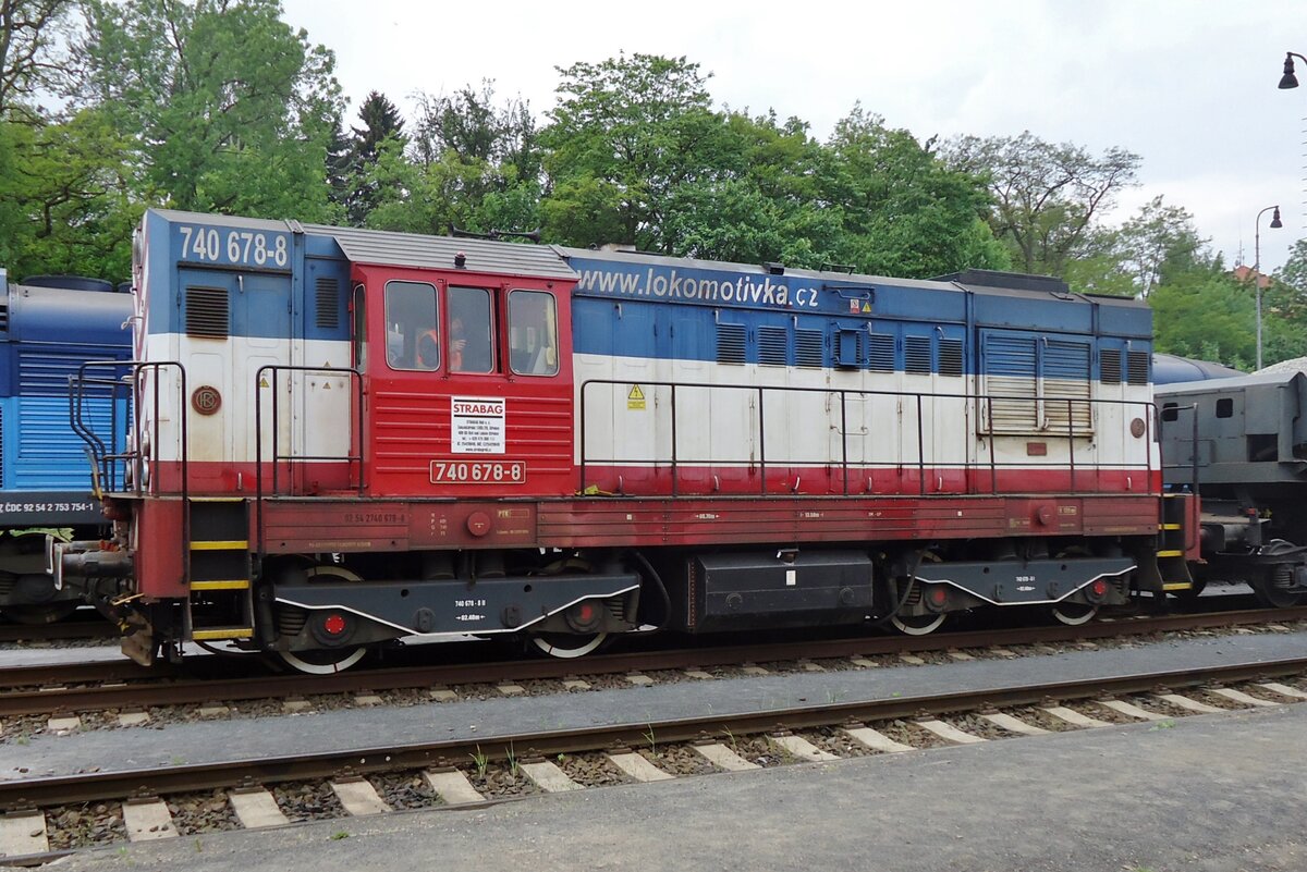 Strabag 740 678 stands in Rakovnik on 25 May 2015. Since privatisation on the Czech railways took form seriously, many an older, but sturdy design has seen a lease of life with private operators and especially large series within the ranks od CSD and her successors CD and ZSR have been adorned new liveries.