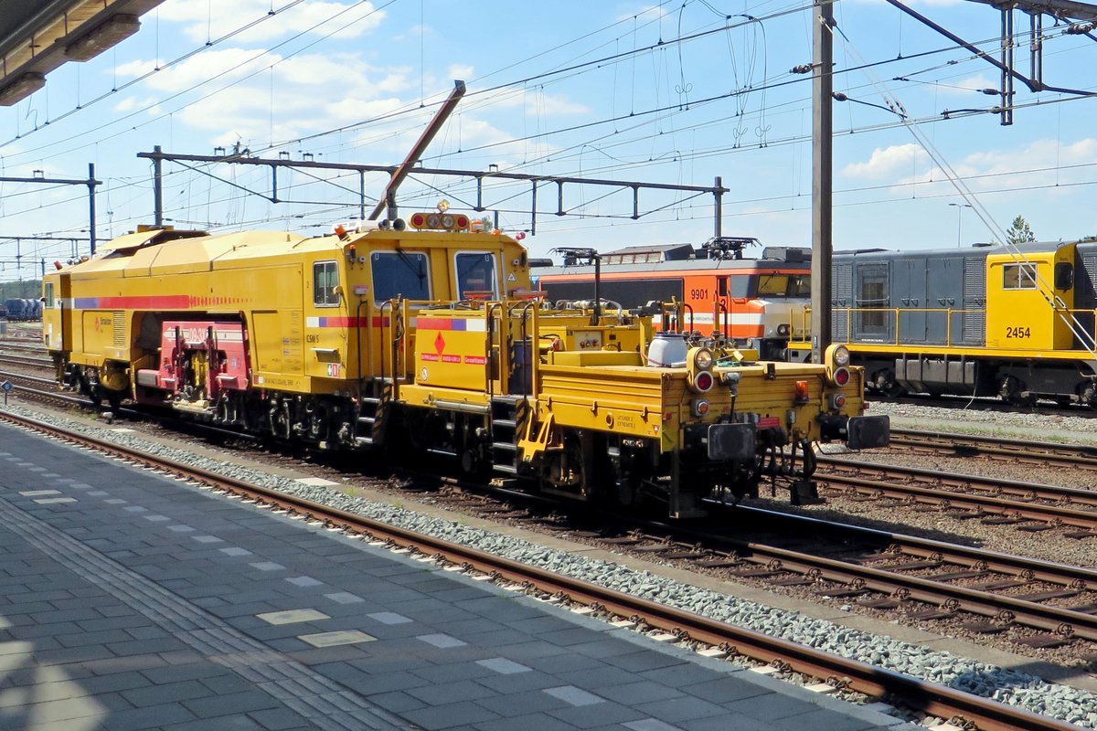 Strukton 09-3X passes through Amersfoort on 25 June 2020.