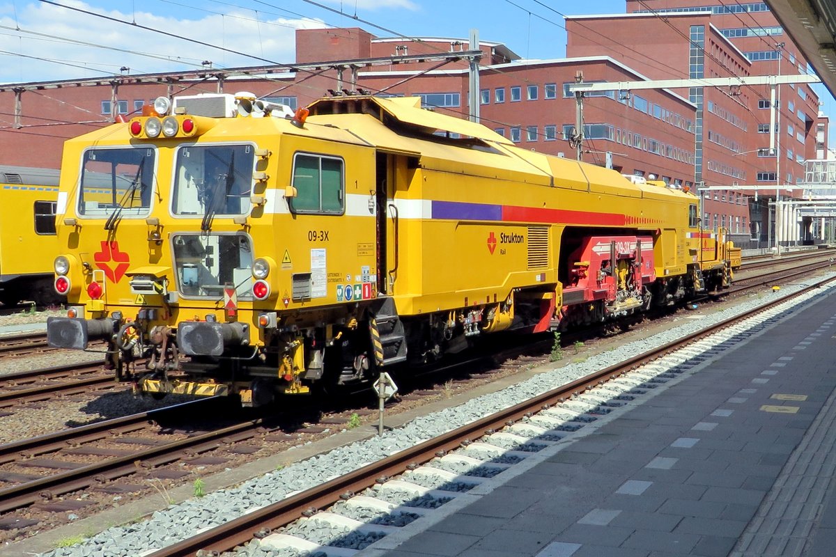 Strukton 09-3X passes through Amersfoort on 25 June 2020.