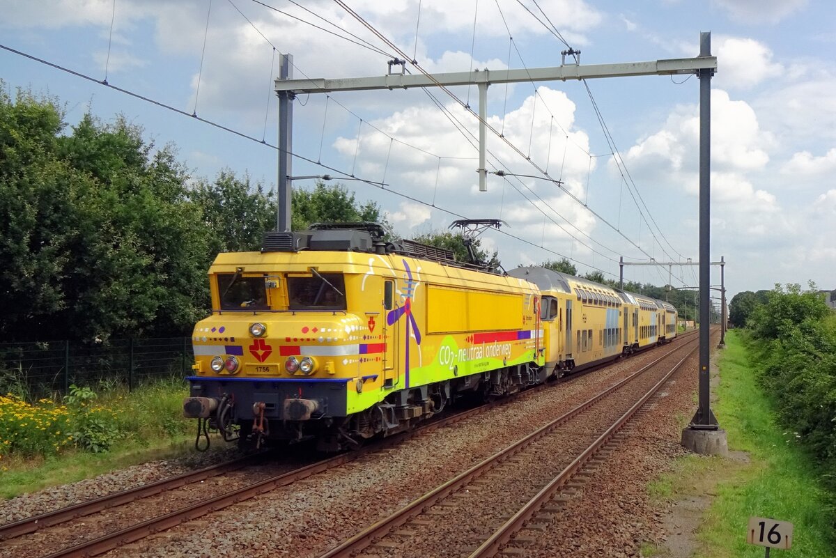 Strukton 1756 hauls DD-AR coaches through Tilburg-Reeshof for the Police School at Ossendelft, that needed a trainset for exercizes (a serious thing since the infamous 1977 train hijackings by Molukkan young criminals near De Punt).In her NS Reizigers days, 1756 used to hauls DD-AR on a constant basis.