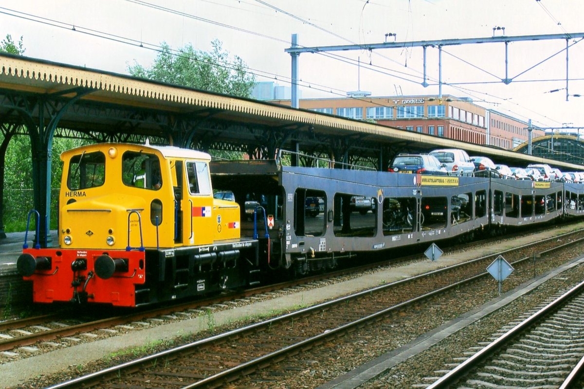 Strukton 202 'HERMA'shunts at 's-Hertogenbosch on 5 August 2003.