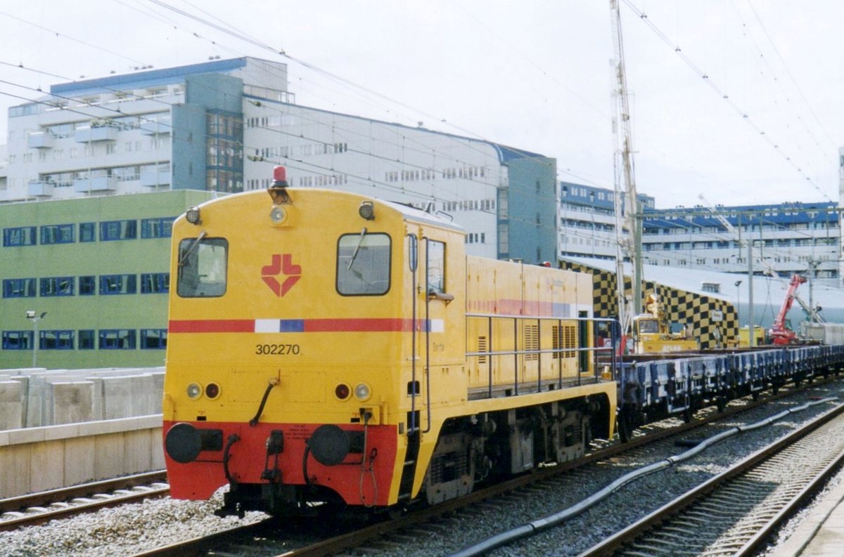 Strukton 302270 at work in Roterdam Centraal on 5 July 2005 during the first part of a massive rebuild of this big station.