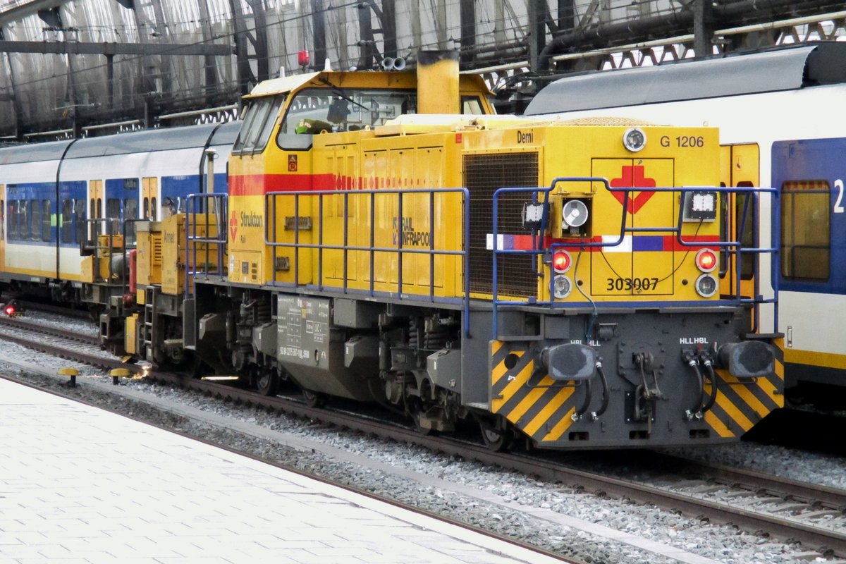 Strukton 303007 'DEMI' was on inspection tour inside Amsterdam Centraal on 25 february 2017.