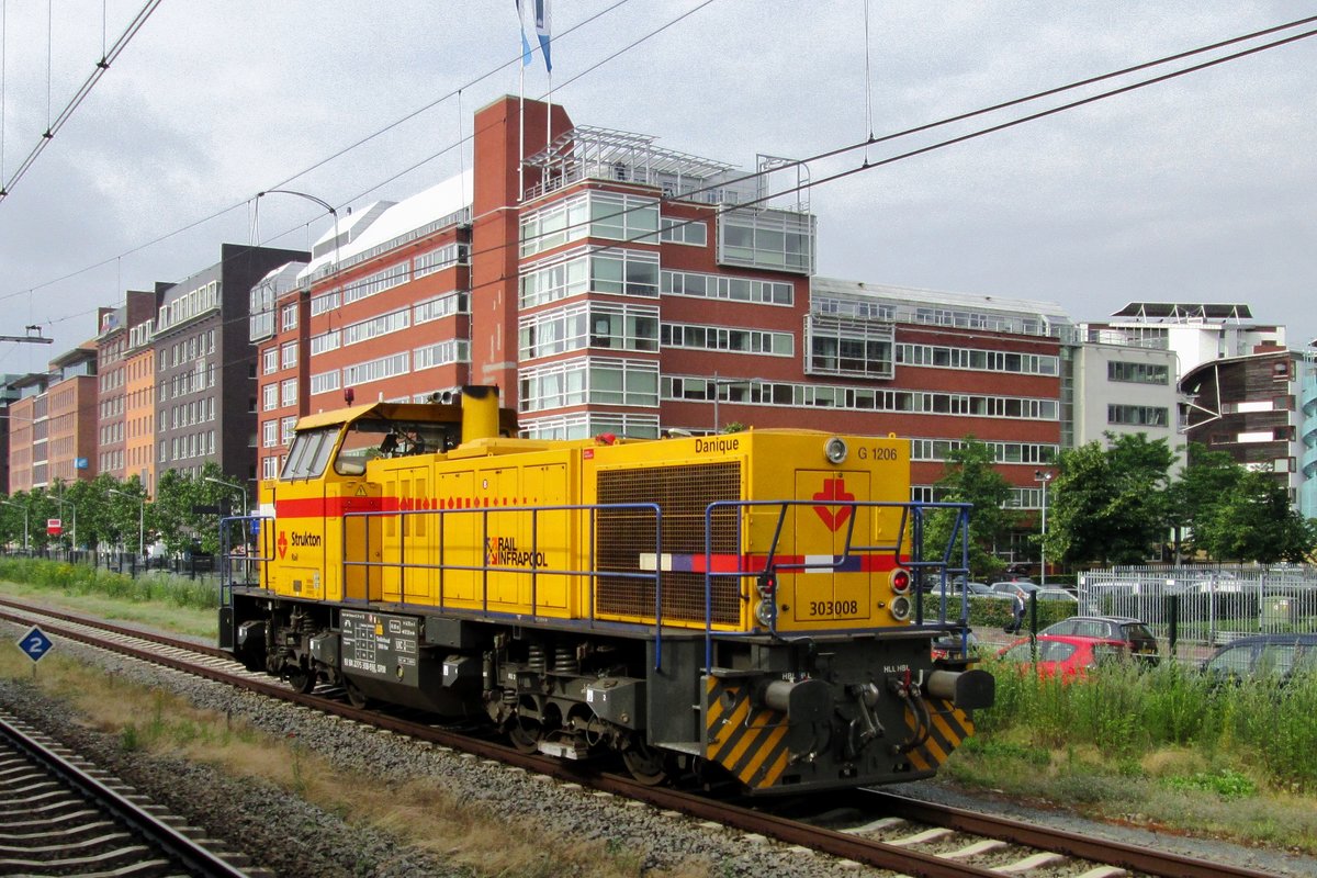 Strukton 303008 runs light through 's-Hertogenbosch on 29 June 2017.