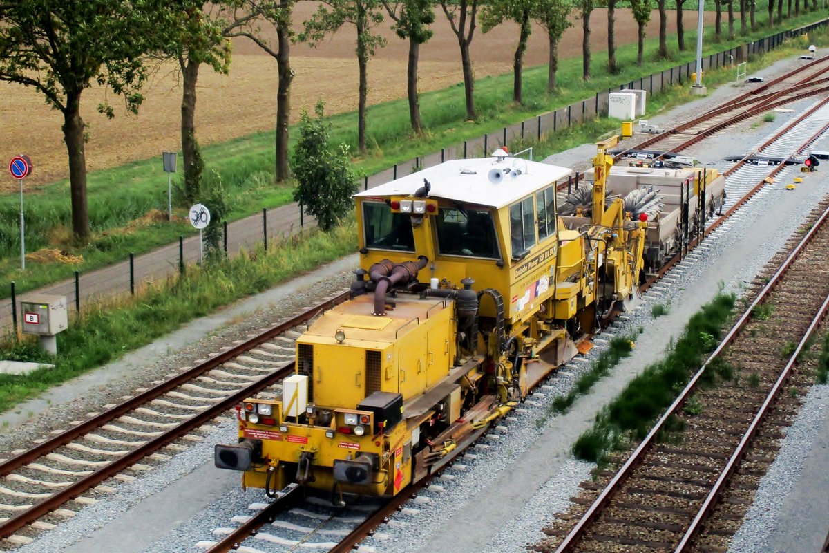 Strukton 941 0522 stands at Lage Zwaluwe on 24 August 2018.