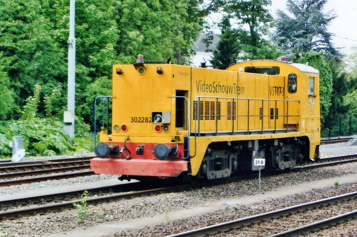 Strukton Rail 302282 runs light through Geldermalsen on 18 October 2005.