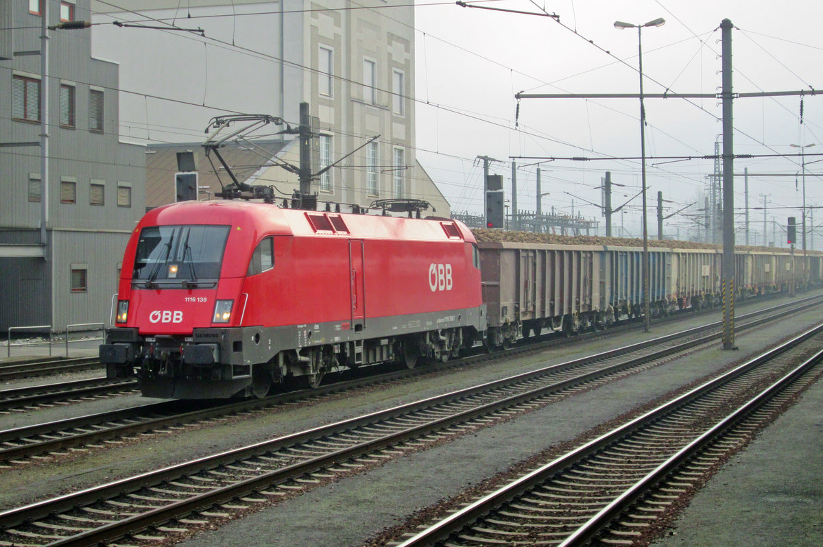 Sugar beet train with 1116 139 pauses on 30 December 2016 at Linz Hbf.