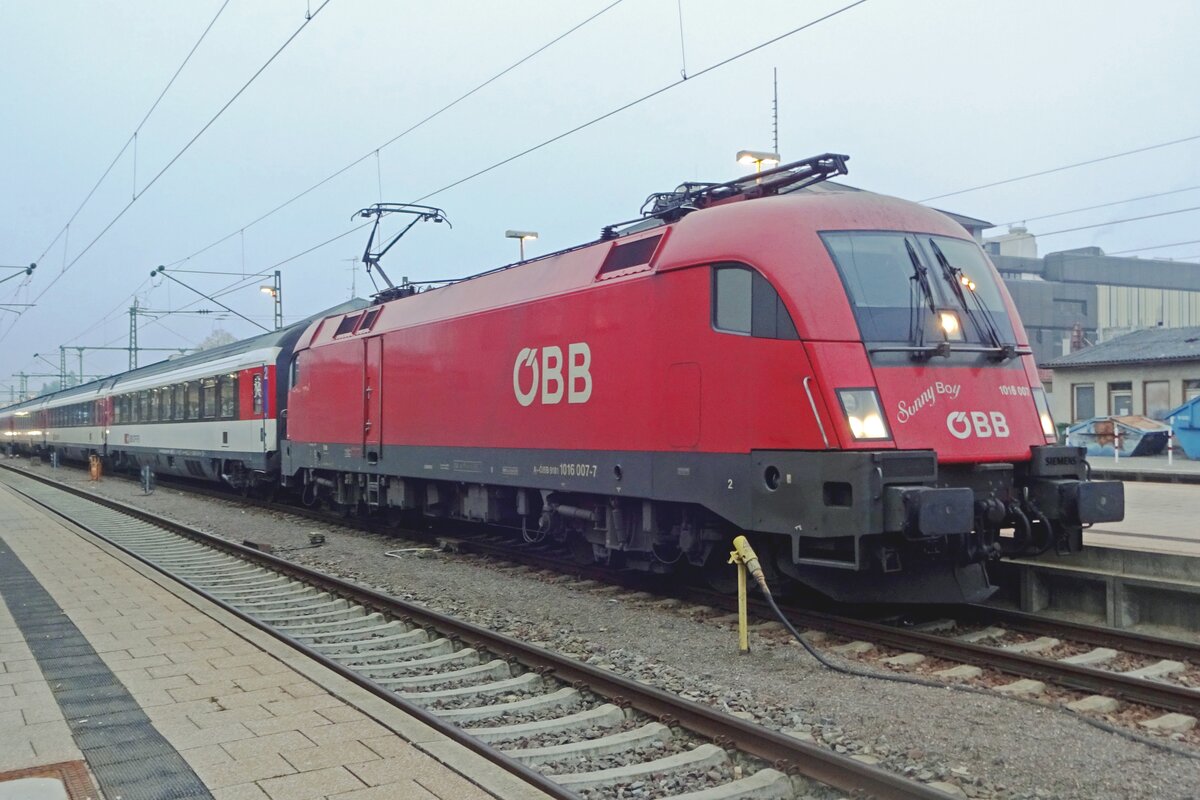 Sunny Boy in midwinter: 1016 007 stands at Singen (Hohentwiel) on 2 January 2020. 