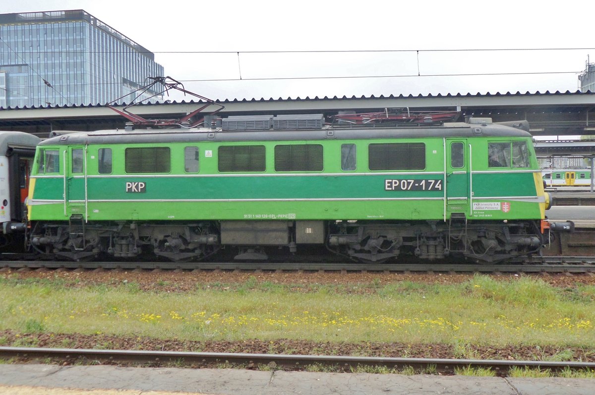 Surprise: on 3 May 2016, EP07-174 -repainted in her original colours- calls at Warszawa-Zachodnia.