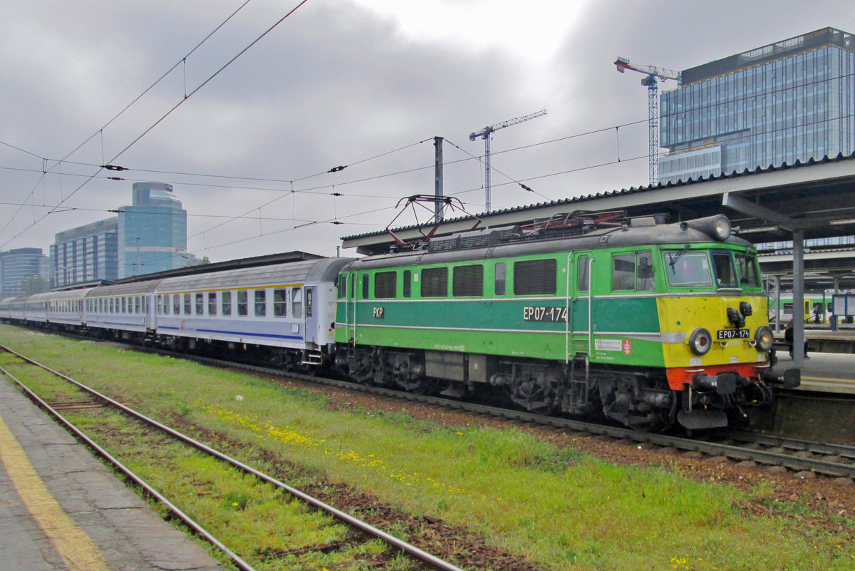 Surprise: on 3 May 2016, EP07-174 -repainted in her original colours- calls at Warszawa-Zachodnia.