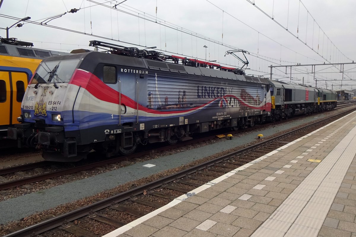 Surprise on the morning of 27 November 2020 at Venlo: LTE 189 212 shunts two Class 66. The 212 is one of two originally ERS-dep-loyed locos that carry an advertising livery to celebrate a container shuttle swervice between Rotterdam-Kijfhoek and Poznan-Franowo, started in 2013. AFter seven years, the livery is still on the loco. Sadly, her collegue, 189 213 has her Poznan-livery spoiled withy graffiti...