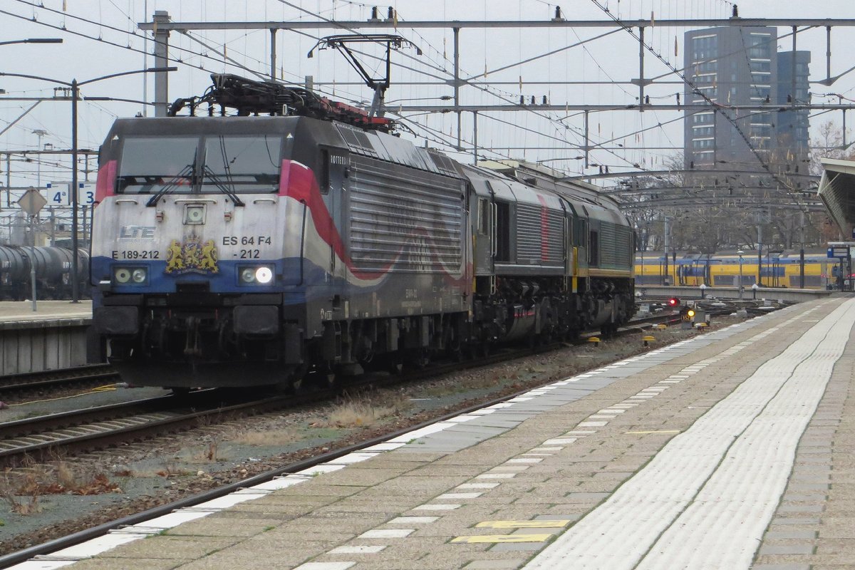 Surprise on the morning of 27 November 2020 at Venlo: LTE 189 212 shunts two Class 66. The 212 is one of two originally ERS-dep-loyed locos that carry an advertising livery to celebrate a container shuttle swervice between Rotterdam-Kijfhoek and Poznan-Franowo, started in 2013. AFter seven years, the livery is still on the loco. Sadly, her collegue, 189 213 has her Poznan-livery spoiled withy graffiti...