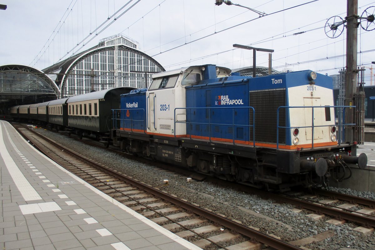 Surprise transfer of VSM coaches on 8 July 2018 at Amsterdam Centraal with Volker Rail 203-1 providing traction.