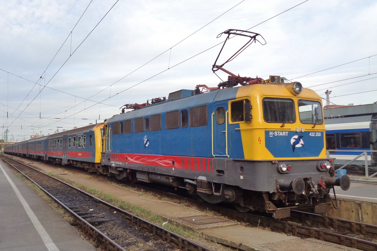 Swallow City Express 432 250 stands at Budapest-Nyugati on 11 September 2018.