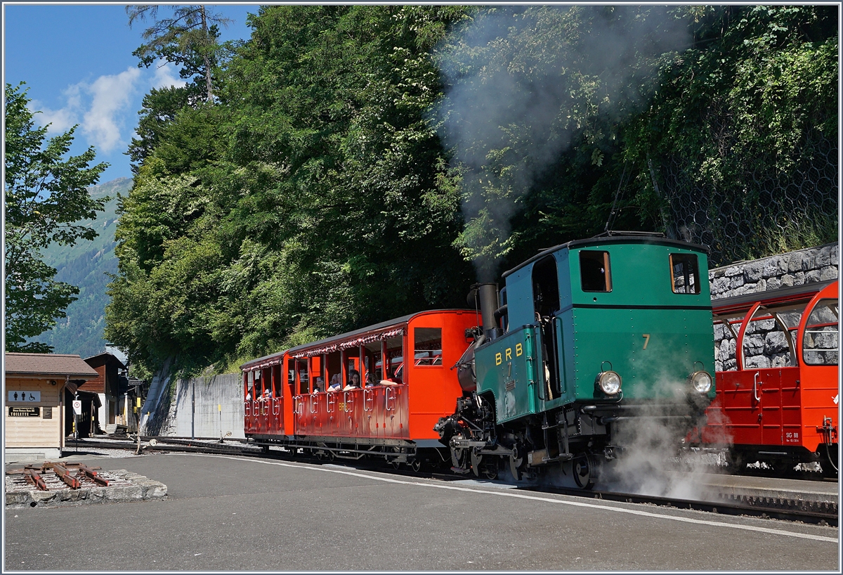 Swiss Steam Days Brienz 2018 - of course this also includes the Brienz Rothorn Railway, which is already steaming here. As part of the festivities, the BRB offered a few trains from Brienz to Gäldried and back. The picture shows the coal-fired H 2/3 N° 7 with its train to the Brienzer Rothorn summit station.

June 30, 2018