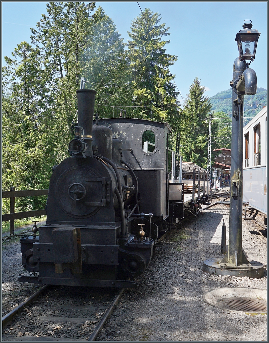 Festival de la Vapeur Suisse 2026 - pour moi le point culminant. La G 2/2 TICINO qui a assuré la manœuvre à Chaulin, et donc pour moi c'était le Festival de la Vapeur TICINO 2026...

La G 2/2 TICINO est stationnée à Chaulin avec une plateforme.

25 mai 2026