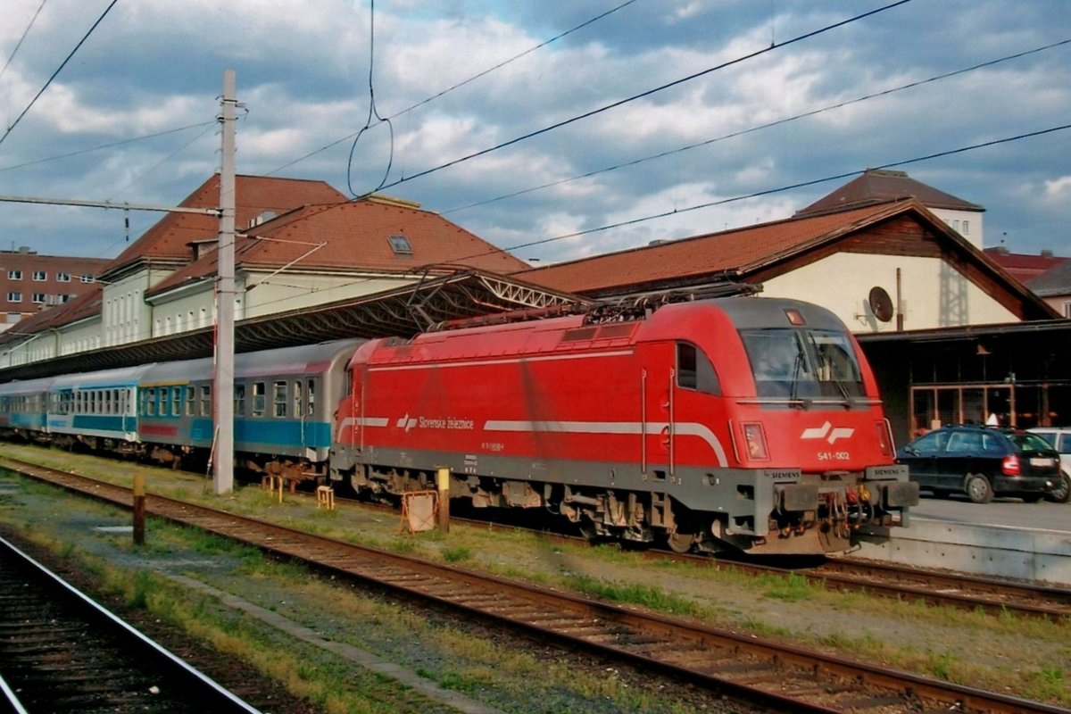 SZ 541-002 stands ready for departure at Villach Hbf on the evening of 19 May 2010.