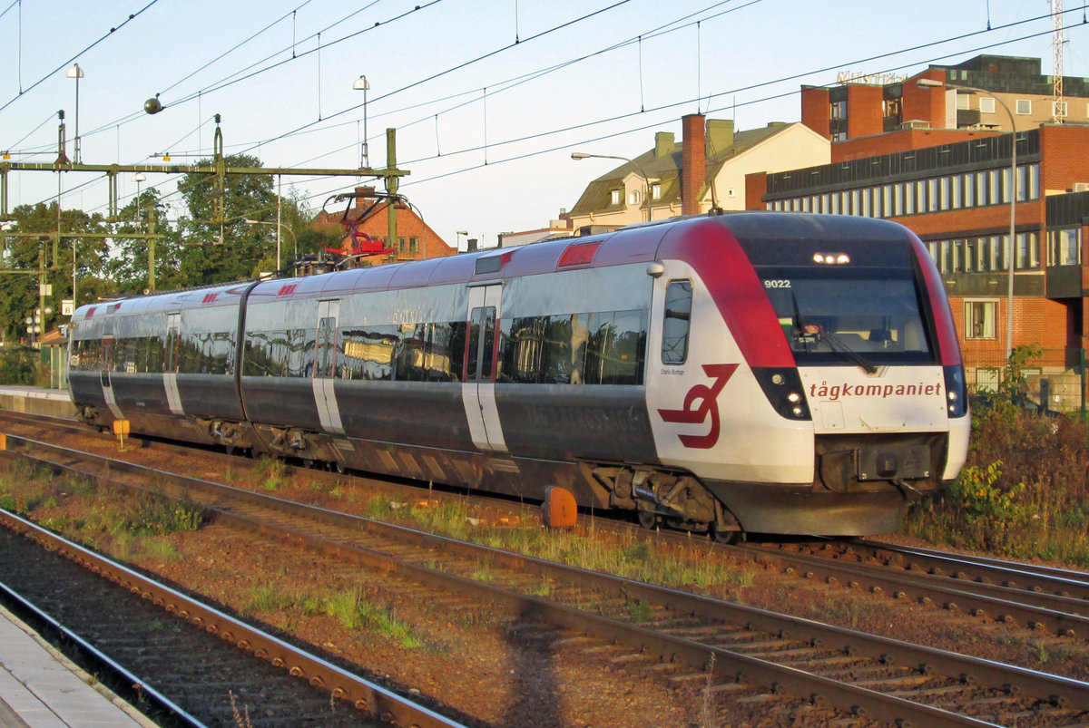 Tágkompaniet 9022 quits Hallsberg on 10 September 2015.