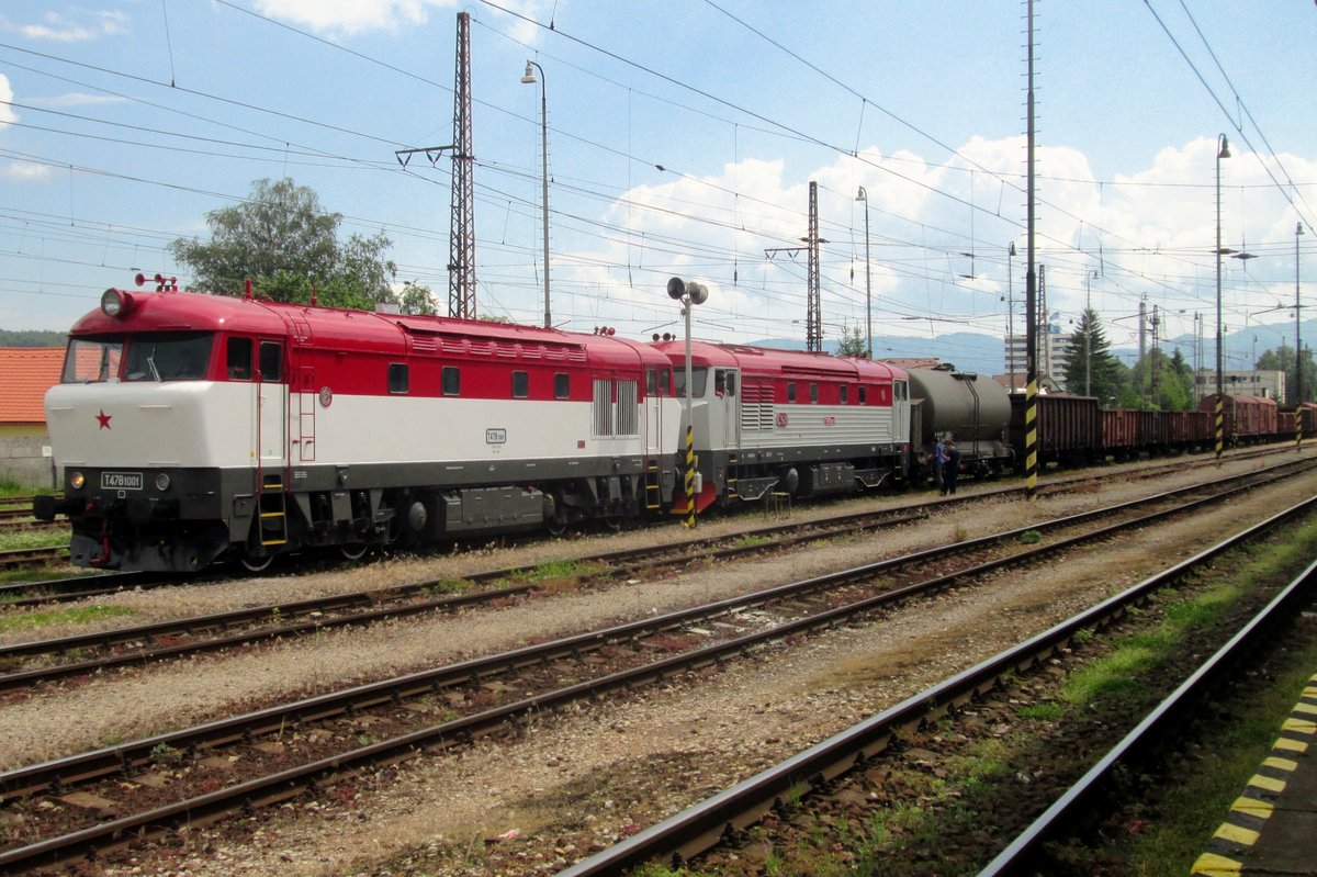 T478 1001 hauls a photo freight into Vrutky on 30 May 2015. That weekend, ZOS Vrutky, sited adjacent to Vrutky Nakladi Stanica, had an Open Weekend that attracted many visitors to see the nice collection of old stock, with some guest locos fron other works from Slovakia, but also from Czechia and Poland. 