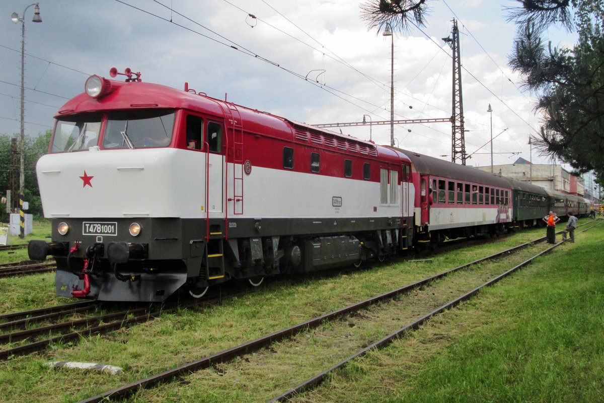T478 1001 stands on 30 May 2015 with an extra train in Vrutky Nakladi Stanica. That weekend, ZOS Vrutky, sited adjacent to Vrutky Nakladi Stanica, had an Open Weekend that attracted many visitors to see the nice collection of old stock, with some guest locos fron other works from Slovakia, but also from Czechia and Poland.