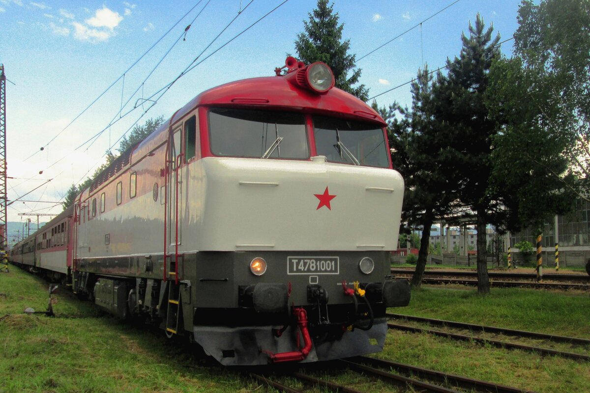 T478 1001 stands on 30 May 2015 with an extra train in Vrutky Nakladi Stanica. That weekend, ZOS Vrutky, sited adjacent to Vrutky Nakladi Stanica, had an Open Weekend that attracted many visitors to see the nice collection of old stock, with some guest locos fron other works from Slovakia, but also from Czechia and Poland.