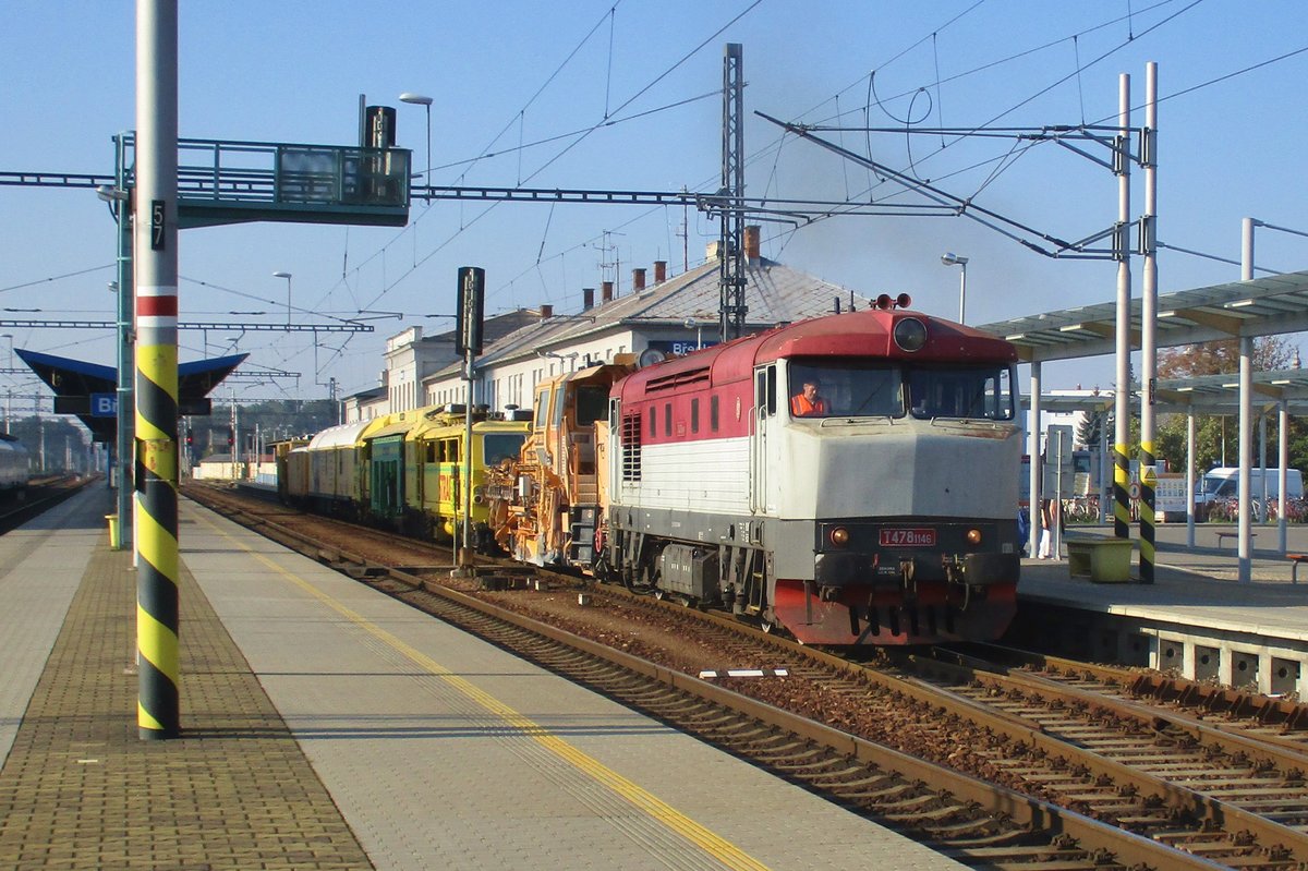 T478-1146 hauls an engineering train through Breclav on 12 September 2018.