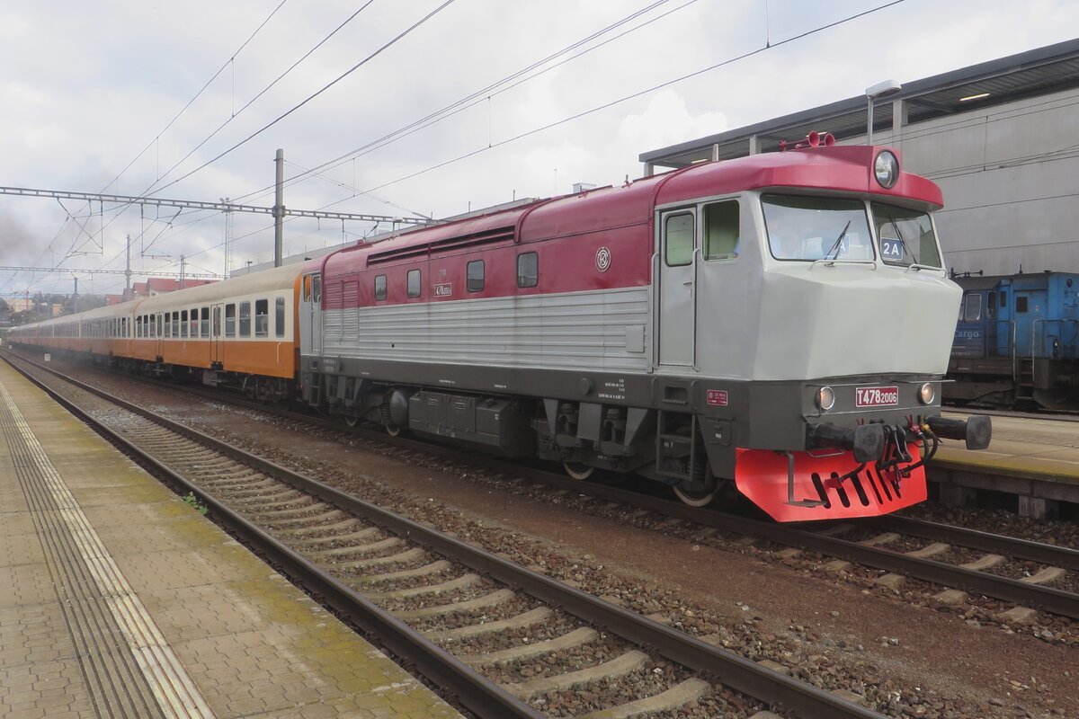 T478 2006 stands with a quasi Städte-Express in Benesov u Prahy on 10 September 2022.