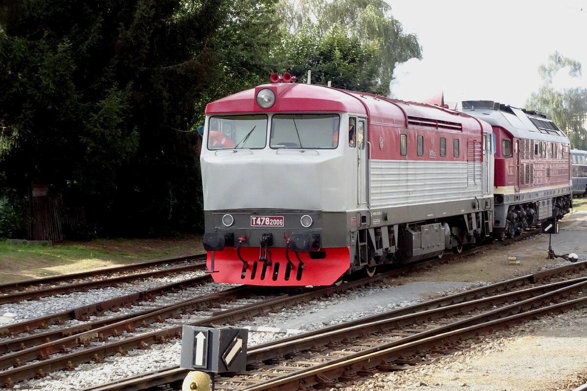 T478 2006/751 236 shunts an EBS 232 at Benesov u Prahy on 10 September 2022.