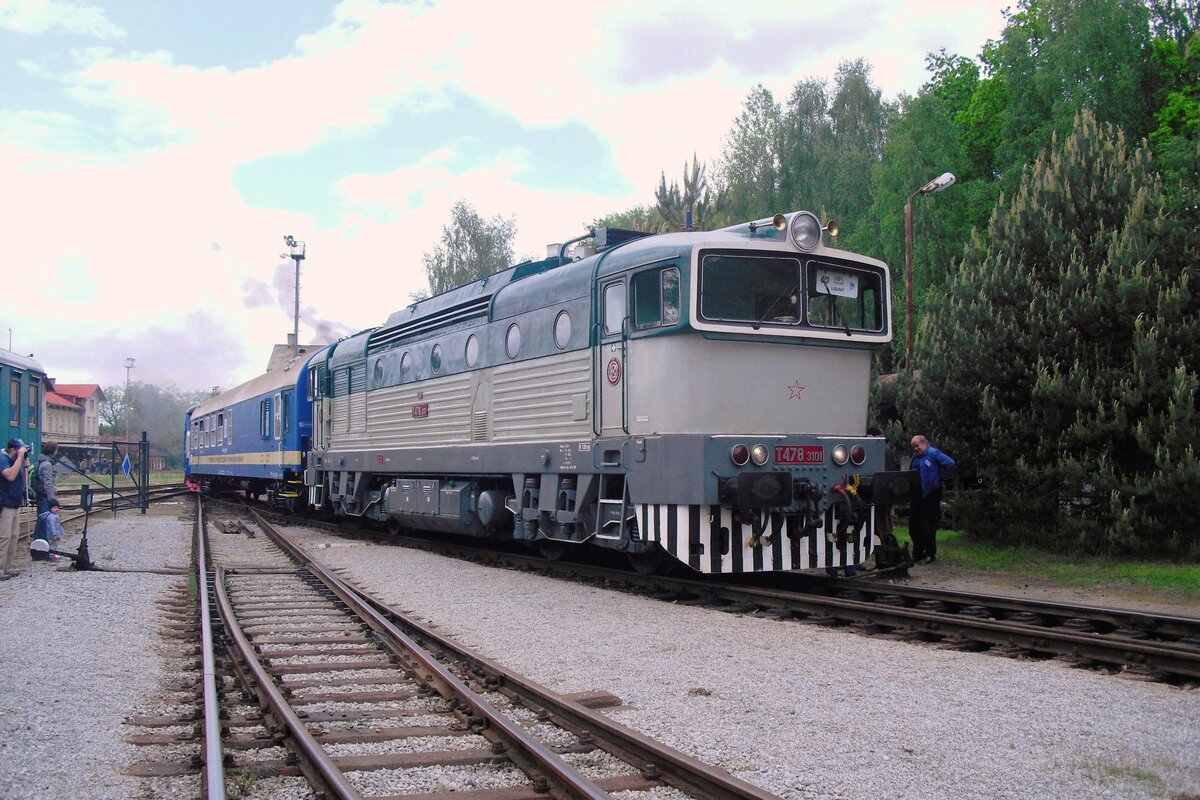 T478 3001 is about to bank a special train out of the railway museum of Luzna u Rakovnika into the adjacent train station on 13 May 2012.