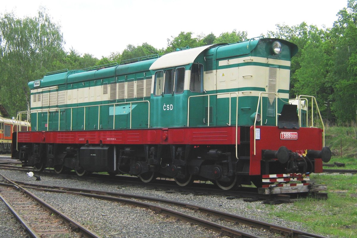 T669-0001 stands in the railway museum of Luzna u rakovnika on 13 May 2012. This engine was the very first of possibly the mostly build type of locomotiven on Earth. Hundreds of these Cmeliaks (Humming Bees) were deliverd to the erstwhile CSD as Classes T669.0 and T669.1 (later 770 and 771); dozens were also deliverd to industrial railways in Czecho-Slovakia and Poland. But the biggest hit came when the railways of the Soviet-Union SZD ordered a total of 7459 engines for heavy shunting duties, the last locos being deliverd years after the fall of the Iron Curtain and the disbanding of the USSR. 