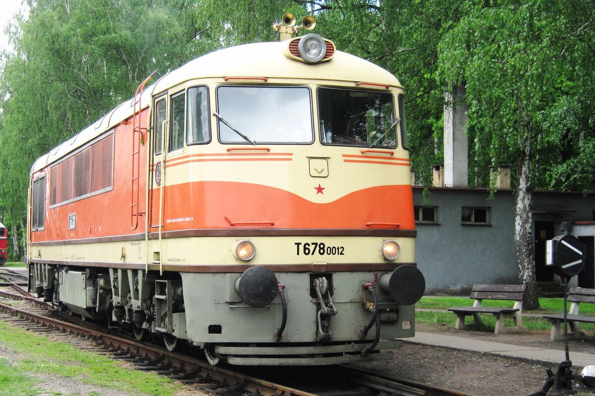 T678-0012 stands on 13 May 2012 in the railway museum of Luzna u Rakovnika. Only a few locos of this class were build because of the ban, the Soviet-Union superimposed upon her vassal states of the Warsaw Pact on building Diesel locomotives stronger than 2000 HP.