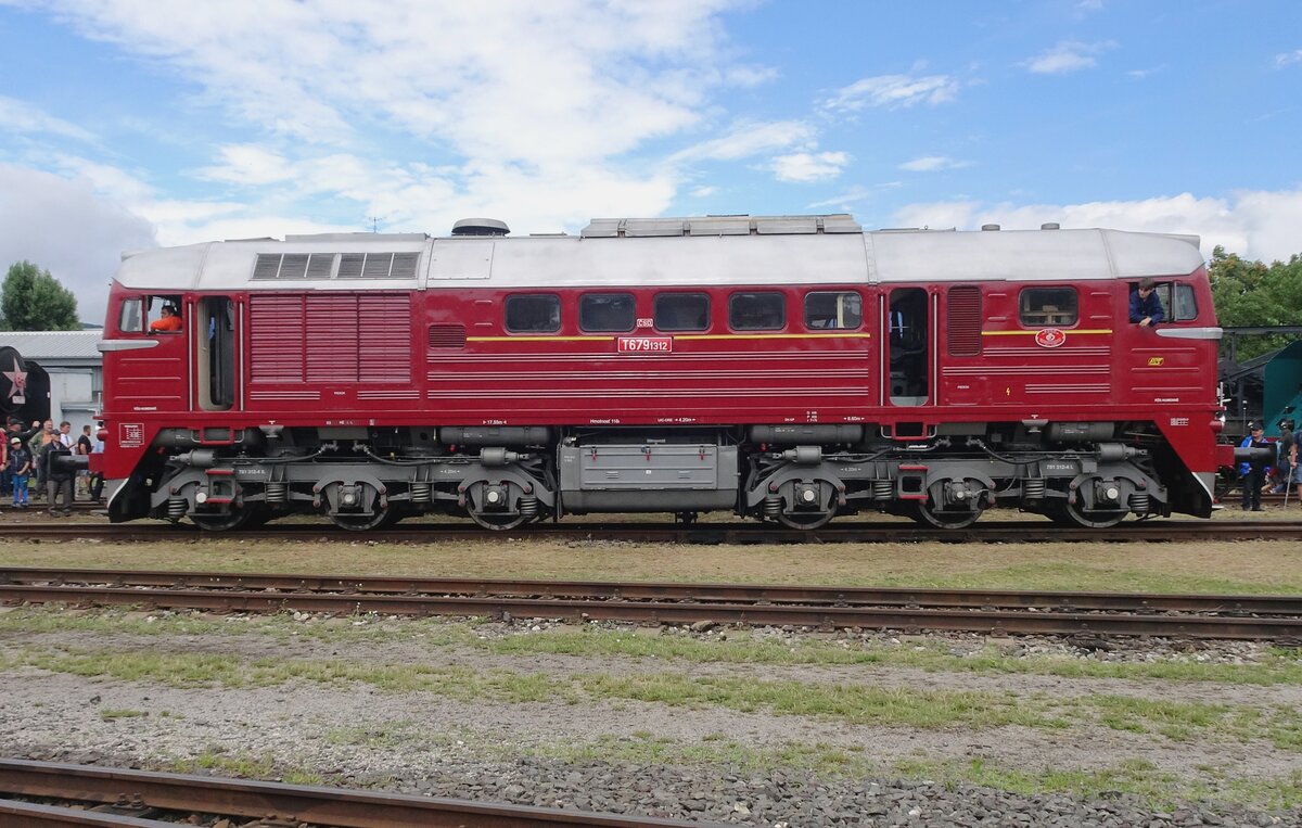 T679 1312 is one of six hundred Taiga drums delived by the USSR to the CSD and has been saved. She brings herself to the turn table on 25 June 2022 at Bratislava-Vychod during RENDEZ-2022.