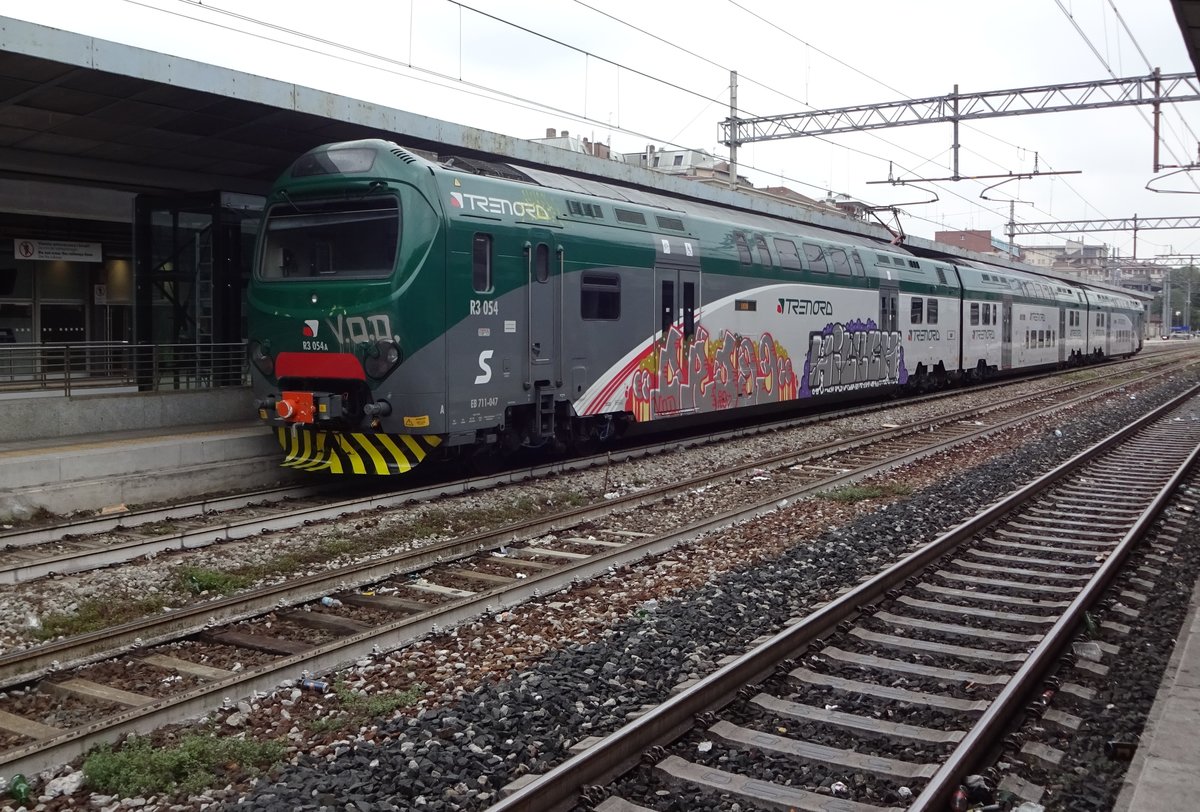 TAF set 054 enters Gallarate on a very rainy 27 May 2019.
