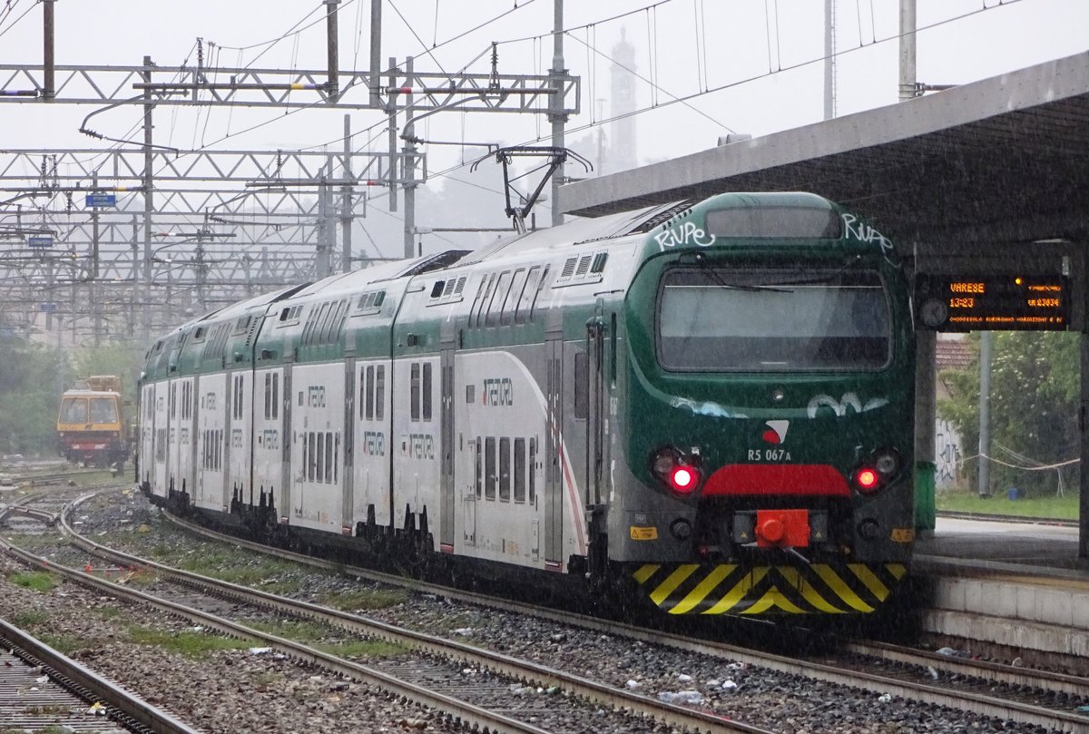TAF set 067 enters Gallarate on a very rainy 27 May 2019.